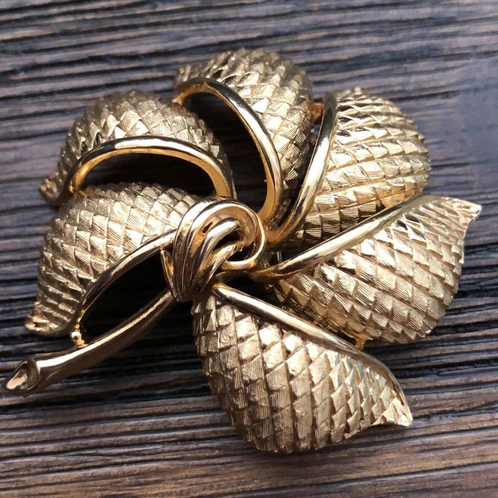 Vintage Coro Gold Toned Flower Brooch